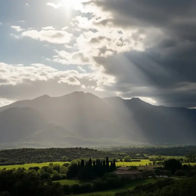 Zomerweer boven Occitanie tijdens eerste vakantieweek: zonnige dagen met kans op onweer langs de Pyreneeën