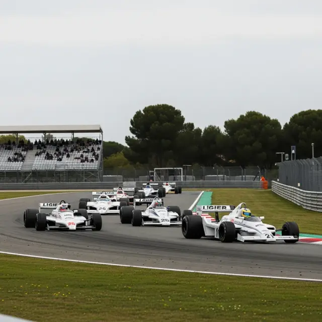Historische Formule 1-wagens vierden 50 jaar Ligier op circuit Paul Ricard
