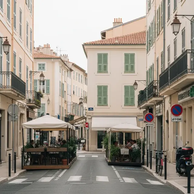 Antibes start proef met parkeerplaatsen als restaurantterrassen