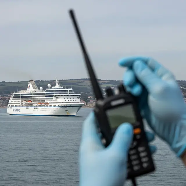 Begeleiding door Franse medische diensten na hantavirusdetectie op cruiseschip MV Hondius